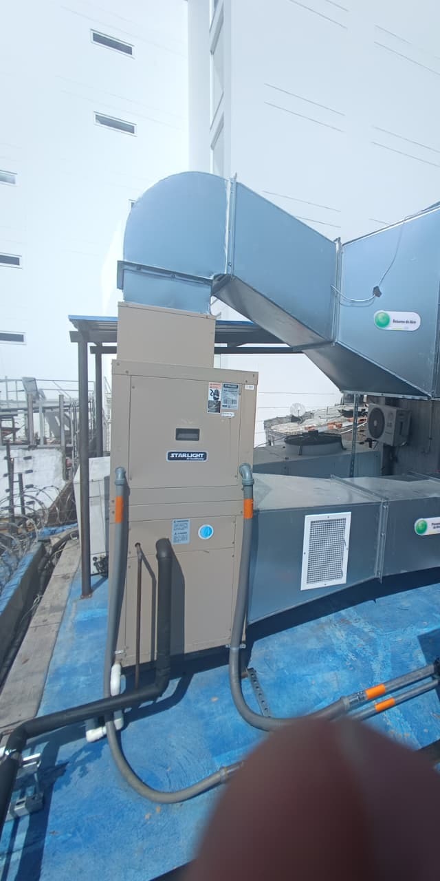 Sistema HVAC industrial Starlight con ductos de extracción e impulsión en acero galvanizado instalado en azotea de edificio hospitalario